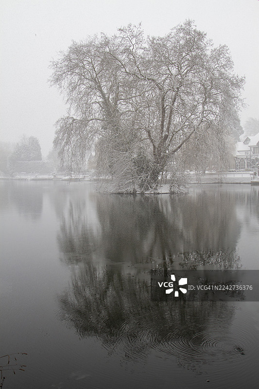 泰晤士河上的暴风雪图片素材