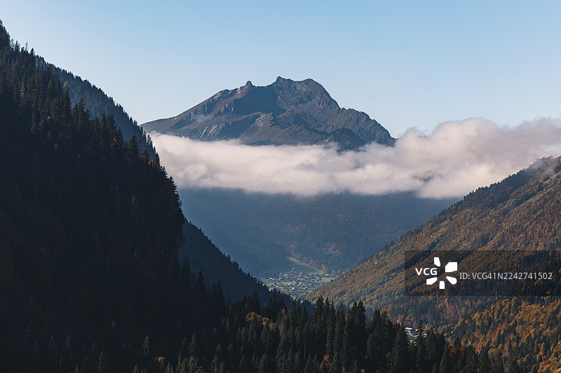 秋日晴朗，法国阿尔卑斯山高处的林间山谷景观图片素材