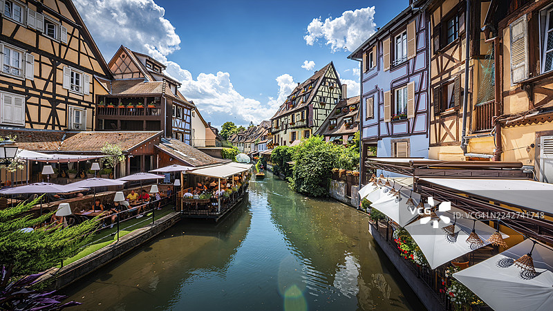 法国科尔马小威尼斯运河区沿岸的半木结构房屋图片素材