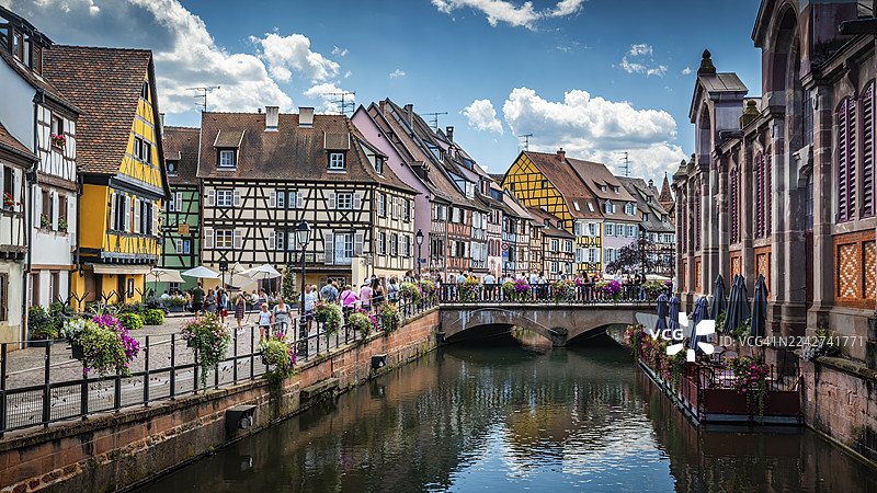 法国阿尔萨斯科尔马小威尼斯区，有半木结构房屋图片素材