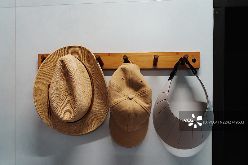 一顶帽子挂在墙上的挂钩上图片素材