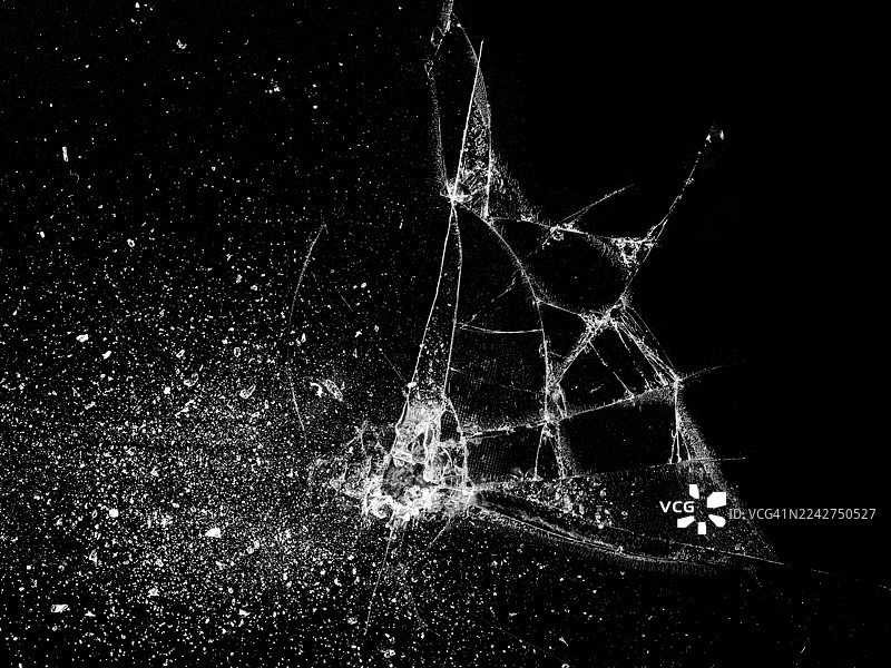 撞击导致屏幕出现孔洞和碎裂的玻璃。图片素材