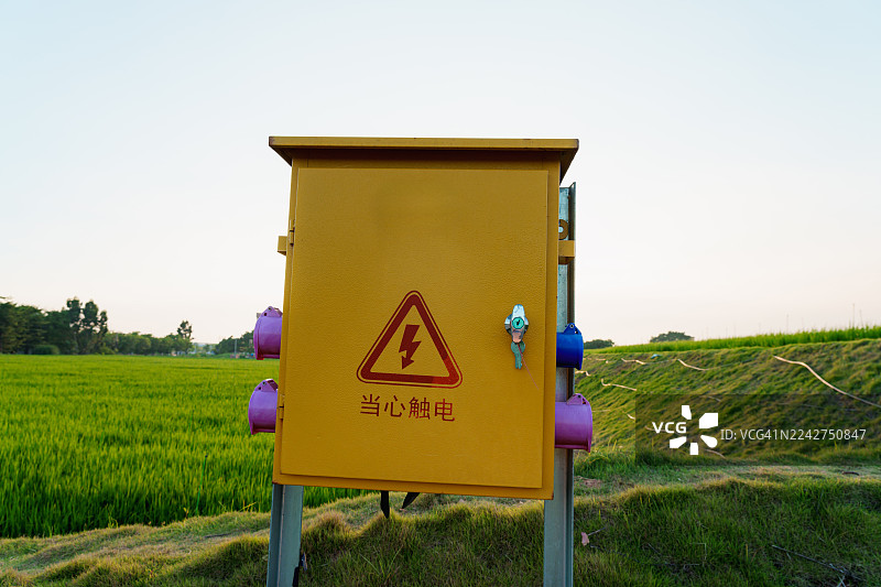 稻田灌溉系统的配电箱图片素材