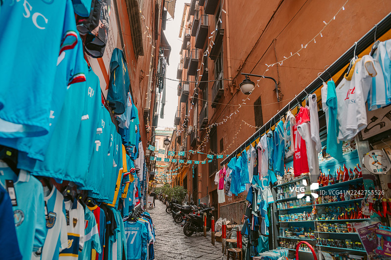 纪念品商店展示那不勒斯足球俱乐部的周边商品图片素材