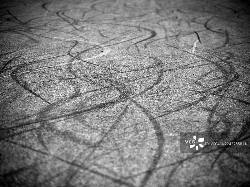 英国伦敦街道上的刹车痕迹。阳光。黑与白。图片素材