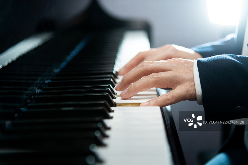 女人的手在弹钢琴图片素材