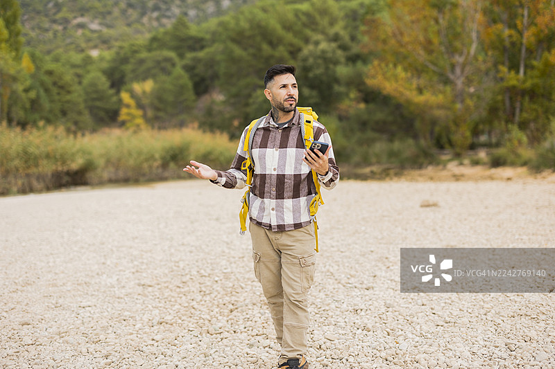 徒步旅行者感到迷失和困惑，正在寻找方向图片素材