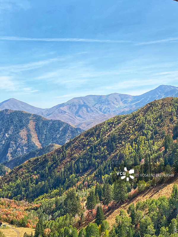 美国犹他州桑当斯的秋日山景，色彩斑斓的秋叶图片素材