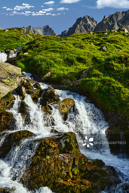 瑞士乌里州迈恩附近的苏斯滕山口，高山景观中瀑布的特写图片素材