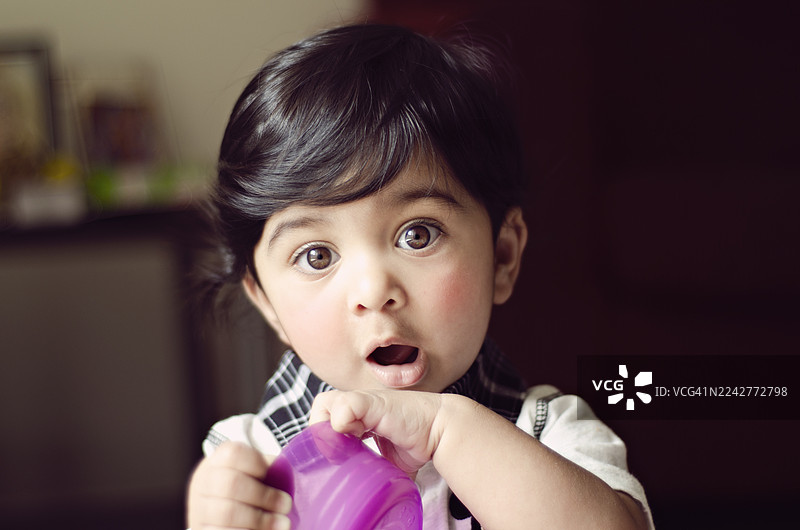 一位年轻印度男孩的特写肖像照。图片素材