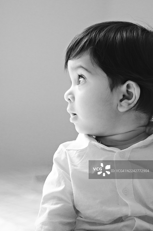 这是一个年轻印度男孩的黑白特写肖像照。图片素材