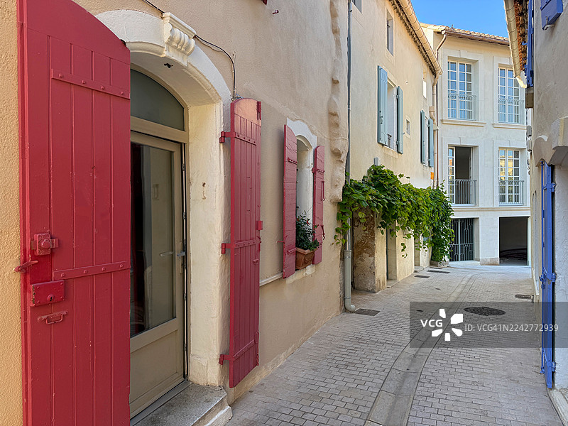 法国普罗旺斯罗讷河口省圣雷米市空旷街道上的传统法式房屋图片素材
