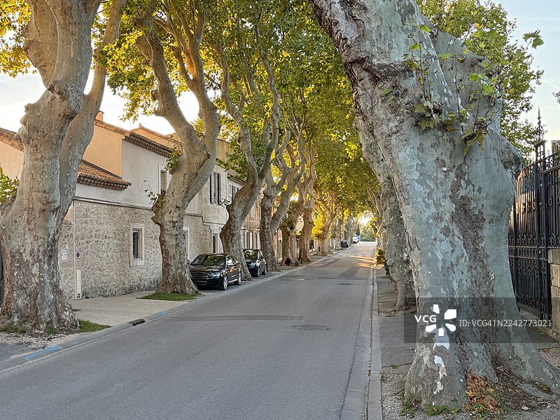 傍晚时分空无一人的村庄街道，位于法国普罗旺斯-阿尔卑斯-蔚蓝海岸大区罗讷河口省的马赛耶讷勒皮埃尔图片素材
