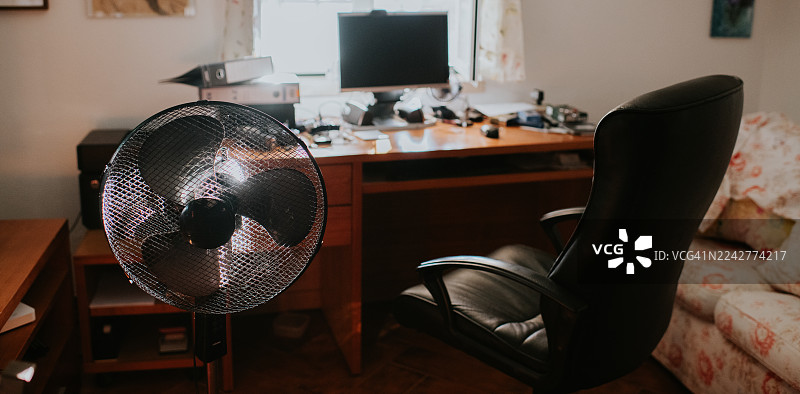 带风扇和电脑的家庭办公室图片素材