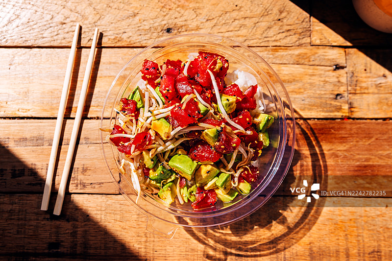 金枪鱼牛油果饭，俯视角度图片素材