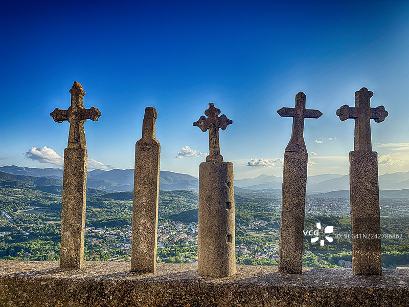 意大利佩斯凯和莫利塞地区的“固定十字架”是石头或金属制成的十字架，放置在圣地或教会财产的边界上，用以标示教会权力的范围并指示礼仪过程的阶段。图片素材