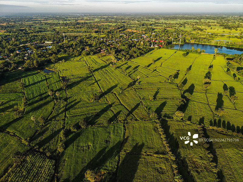 日出时分乡村农田的鸟瞰图图片素材
