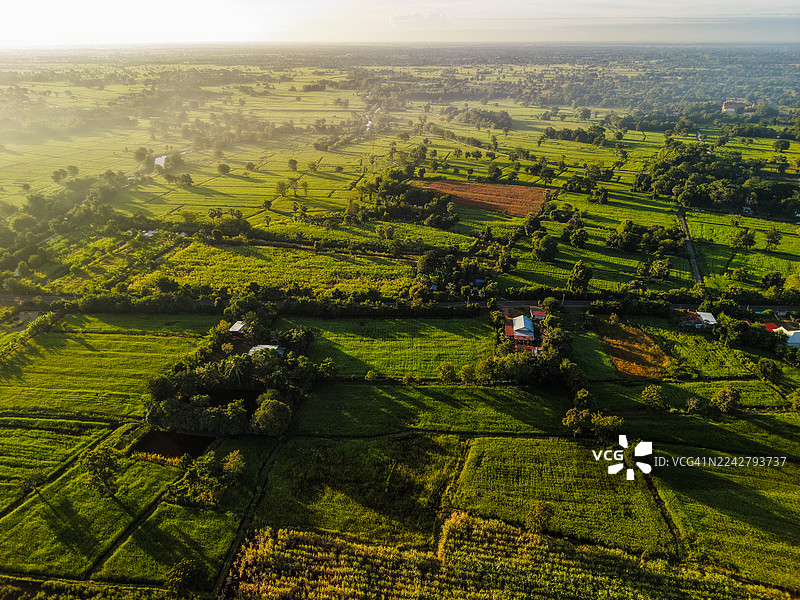 日出时分农村农田的鸟瞰图图片素材