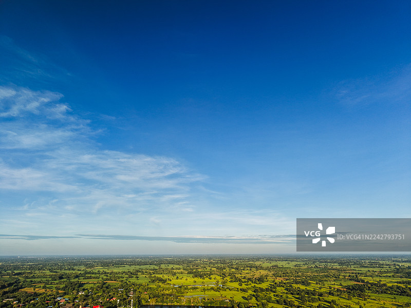 日出时农村农田的鸟瞰图图片素材