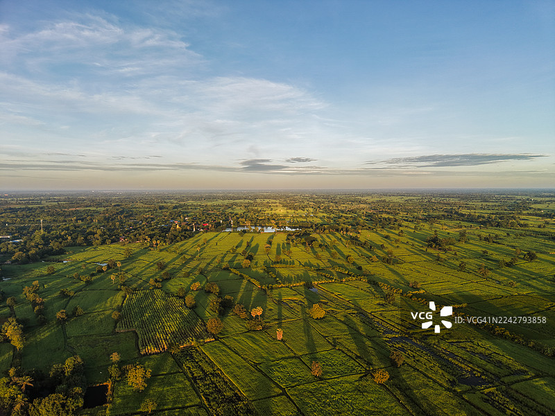 日出时分乡村农田的鸟瞰图图片素材