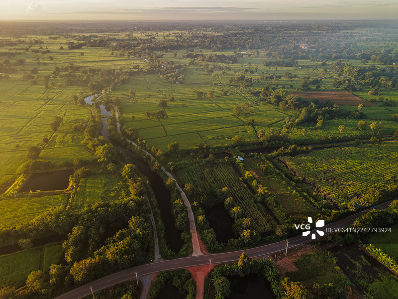 日出时分农村农田的鸟瞰图图片素材