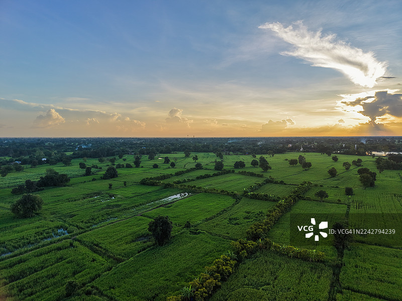 日落时分广阔的农田空中景观图片素材