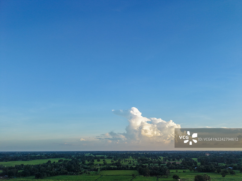 日落时分广阔的农田航拍景观图片素材