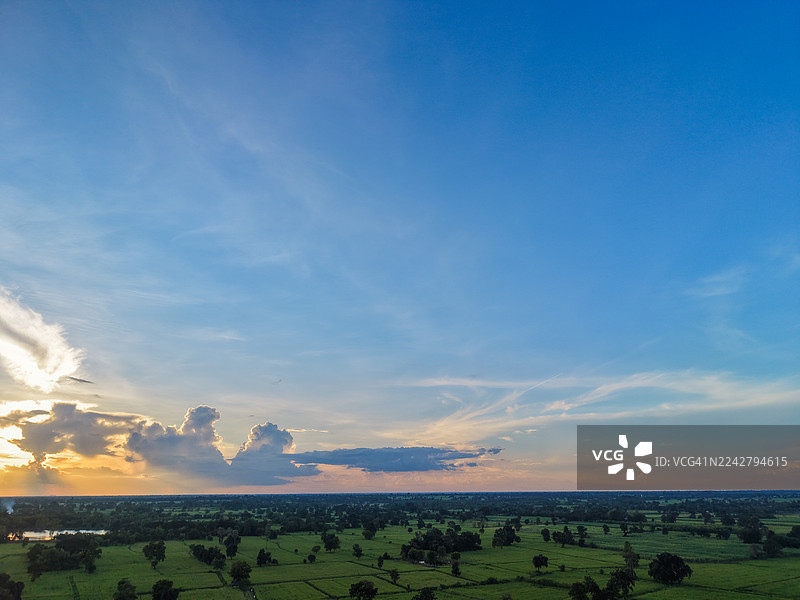 日落时分农田的广阔航拍景观图片素材