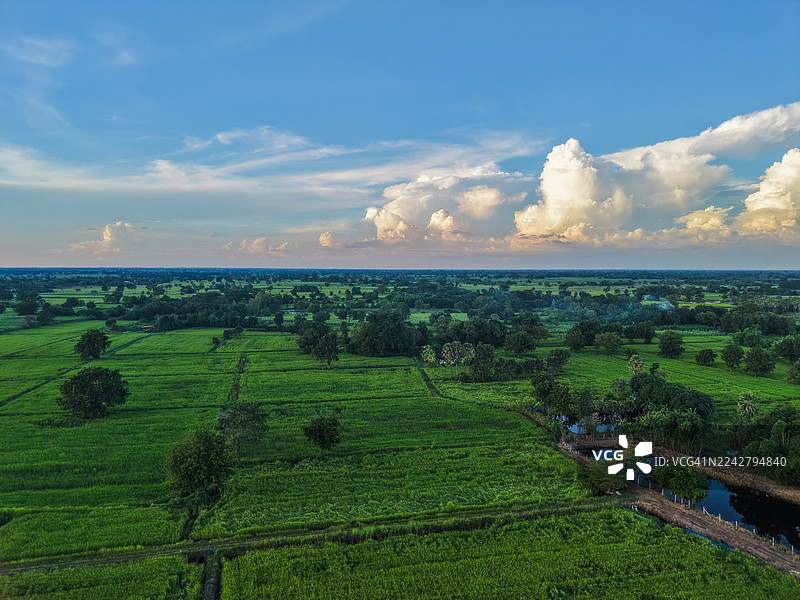 日落时分的广阔农田航拍景观图片素材