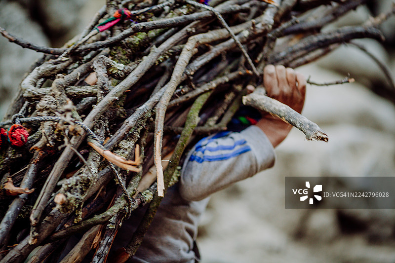 秘鲁图佩村男子背柴归家图片素材