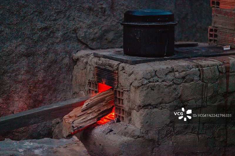 用土坯和粘土建造的乡村厨房，用于柴火烹饪图片素材