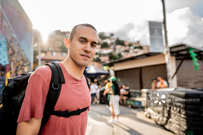 哥伦比亚麦德林一位游客的肖像图片素材