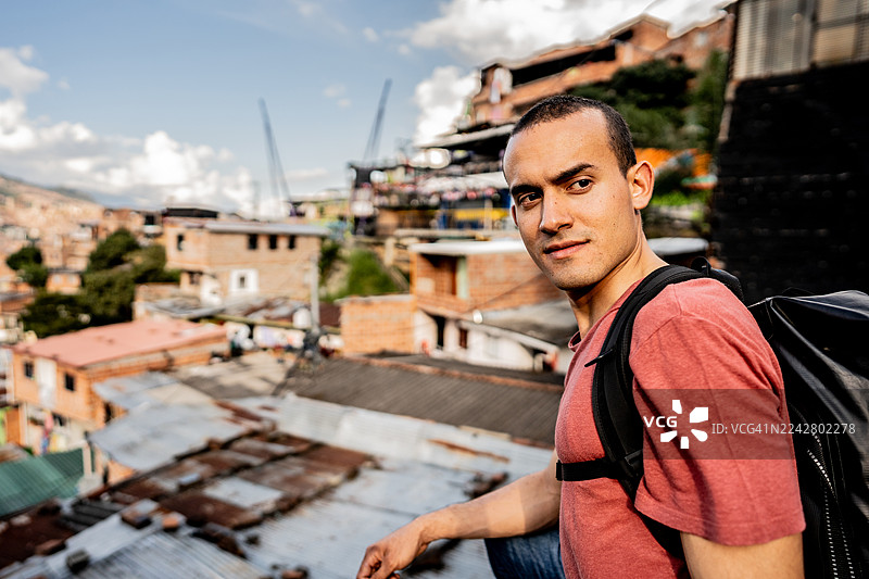 哥伦比亚麦德林观景点上眺望风景的游客图片素材