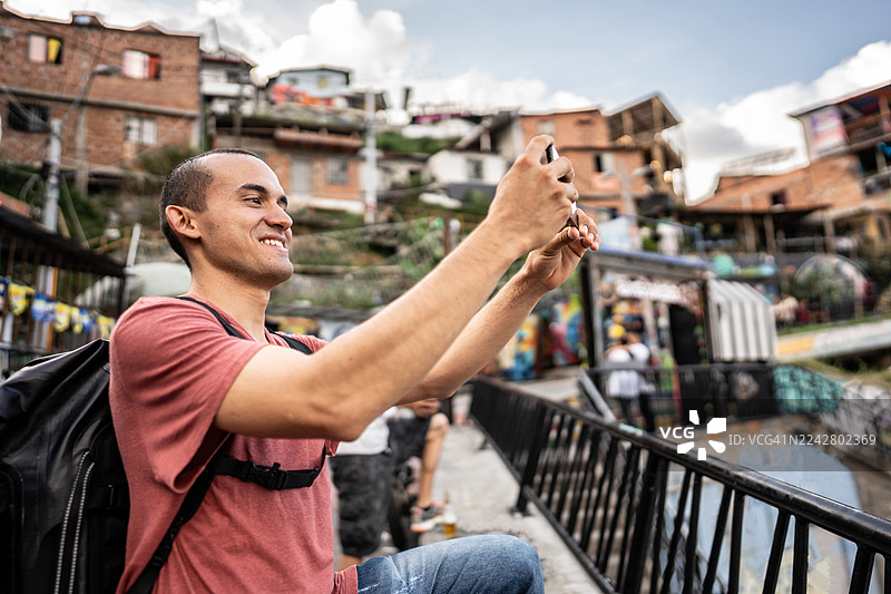 一名游客在哥伦比亚麦德林拍摄图片素材