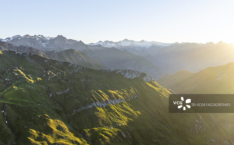 日出，阿尔卑斯全景，鸟瞰格罗斯弗内迪格山峰、弗内迪格山群和拉索尔林山群，位于奥地利高陶恩国家公园图片素材
