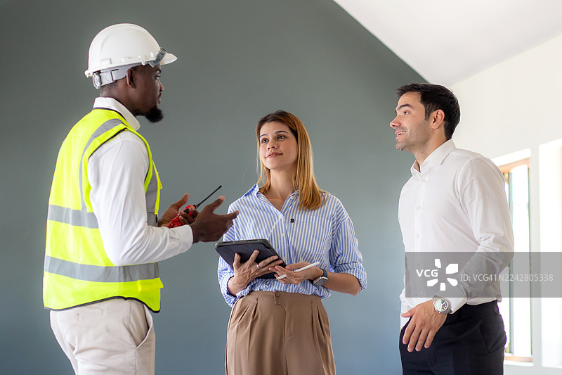 工程师团队在建筑工地开会，与室内设计师讨论和规划设计项目，建筑师团队共同开发和审查，还有工人和产业工人。图片素材
