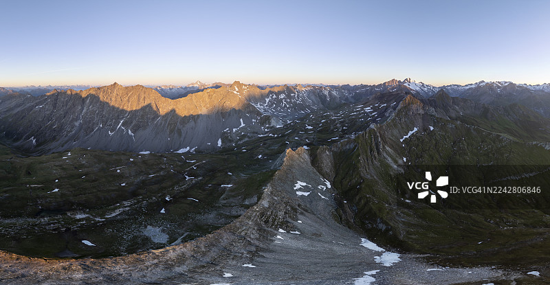 阿尔卑斯山脉 360° 全景日出,巴赫伦肯科夫峰、大维内迪格峰顶、维内迪格山群和拉索尔林山群、霍赫陶恩国家公园、奥地利的航拍图图片素材