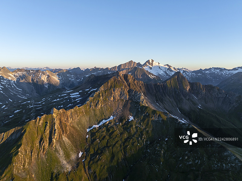 阿尔卑斯山全景，俯瞰大维内迪格峰、维内迪格山群和拉索尔林山群，位于奥地利高陶恩国家公园图片素材