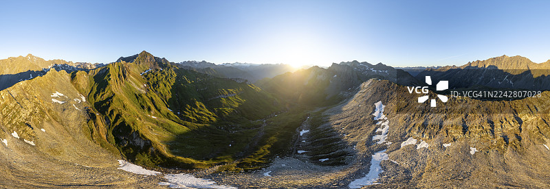 日出360度阿尔卑斯全景，巴赫伦肯科夫峰（Bachlenkenkopf），大维内迪格峰（Großvenediger）山顶，维内迪格山脉（Venediger Group）和拉索尔林山脉（Lasörling Group）的航拍，位于奥地利高陶恩国家公园。图片素材