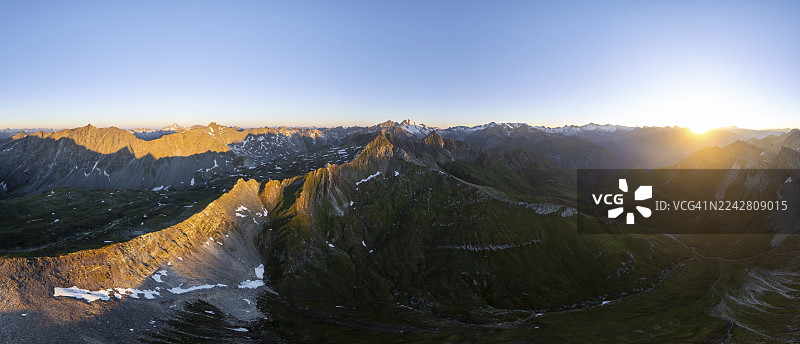 日出360度阿尔卑斯全景，巴赫伦肯科夫峰、大维内迪格峰顶、维内迪格山群和拉索尔林山群、高陶恩国家公园、奥地利的鸟瞰图图片素材