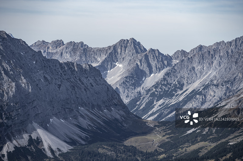 壮丽的山峰和山谷，在广阔的天空下，位于奥地利蒂罗尔州东部卡文德尔山脉图片素材