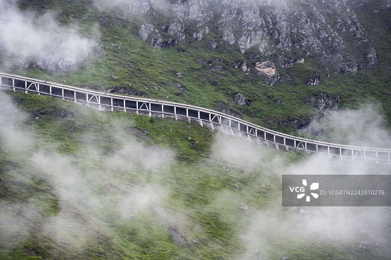格洛克纳高山公路上的防落石廊，位于何赫陶恩国家公园的格洛克纳高山公路，克恩顿州，奥地利图片素材
