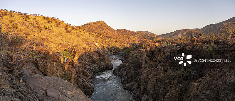 埃帕帕瀑布，纳米比亚卡奥科兰的埃帕帕瀑布日落图片素材