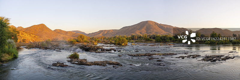 埃普帕瀑布，纳米比亚卡奥科兰的埃普帕瀑布日落图片素材