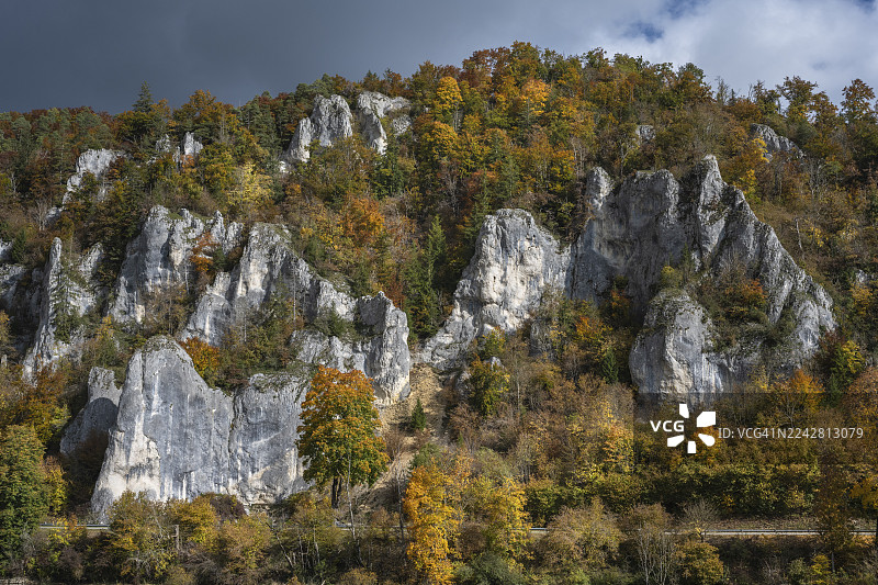 德国巴登-符腾堡州锡格马林根区,上多瑙河谷地貌,独特的侏罗纪石灰岩悬崖,周围环绕着秋季植被,右侧是渡鸦岩图片素材