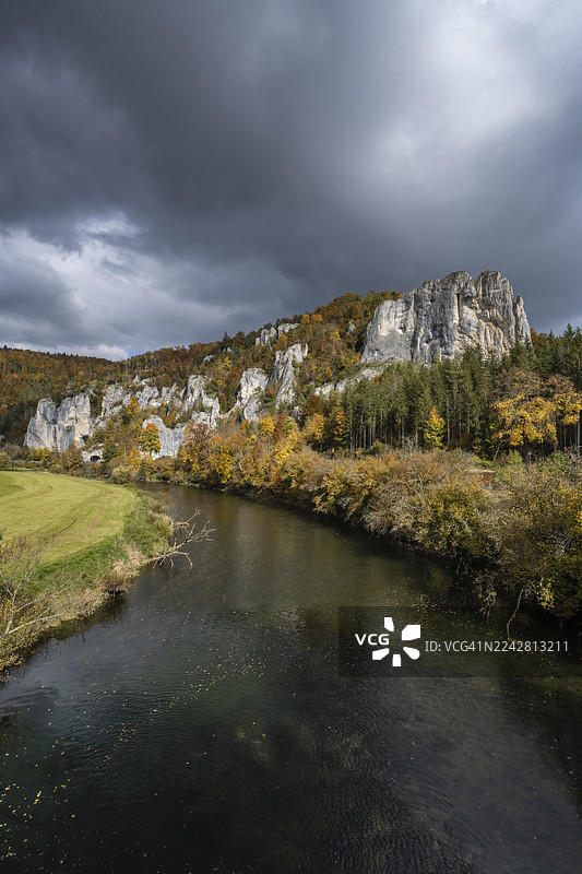 多瑙河与渡鸦岩、攀岩石、侏罗纪石灰岩悬崖的景色,上多瑙河谷,周围环绕着秋季植被,西格马林根区,巴登-符腾堡州,德国图片素材