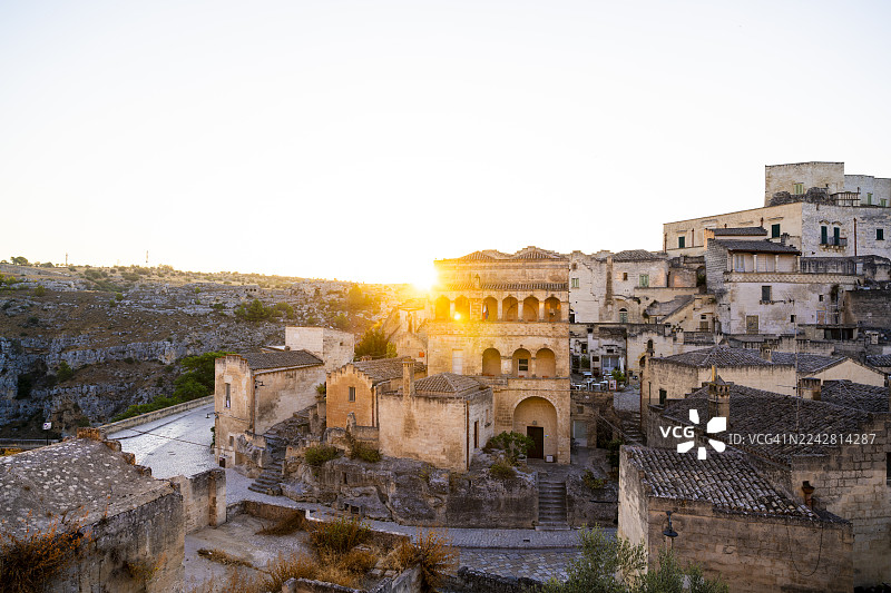 马泰拉，巴西利卡塔，古老的石头房屋上的日落图片素材