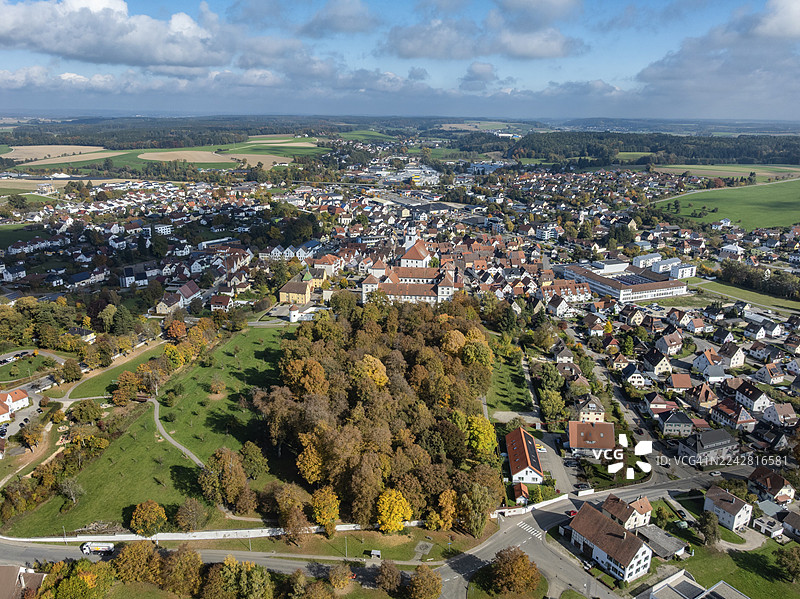 梅斯基尔希市的鸟瞰全景,包括齐默尔恩伯爵城堡和梅斯基尔希城堡,位于德国巴登-符腾堡州锡格马林根县。图片素材