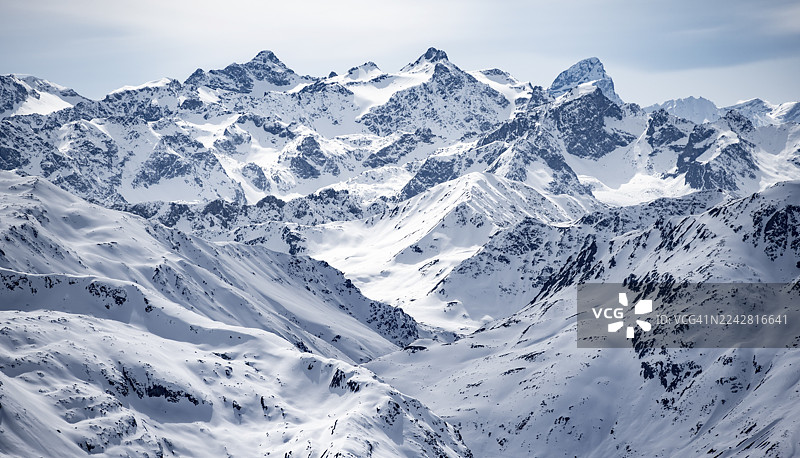 冬季，从格里亚奇峰（Piz Grialetsch）眺望伯尔尼纳集团（Bernina Group）的山峰全景，位于格劳宾登州阿尔布拉阿尔卑斯山脉的瑞士伯尔尼纳高路线（Bündner Haute Route）。图片素材