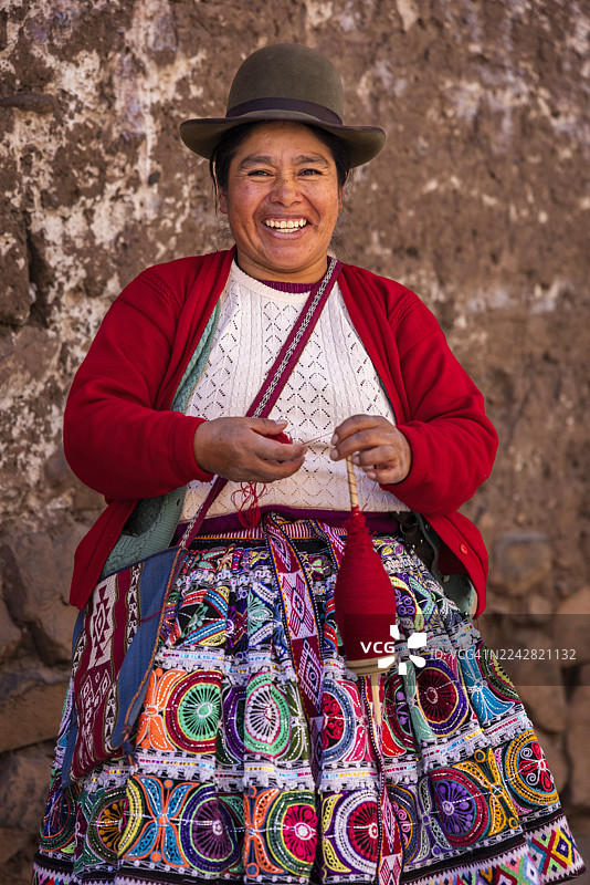 秘鲁妇女在乌鲁班巴河谷皮萨克纺羊毛图片素材